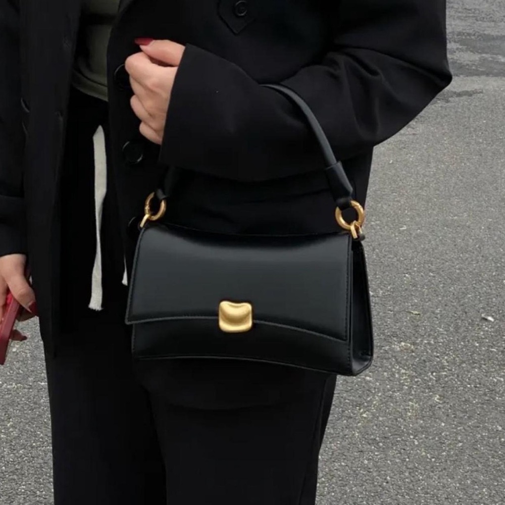 Black hand and crossbody bag. 💼